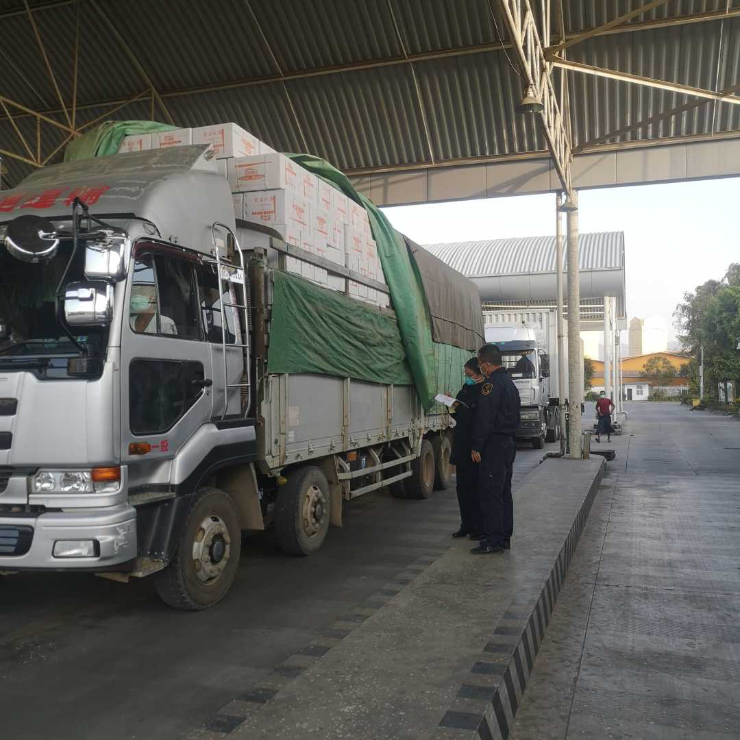 #经济日报#昆明海关快速放行448万只一次性医用口罩