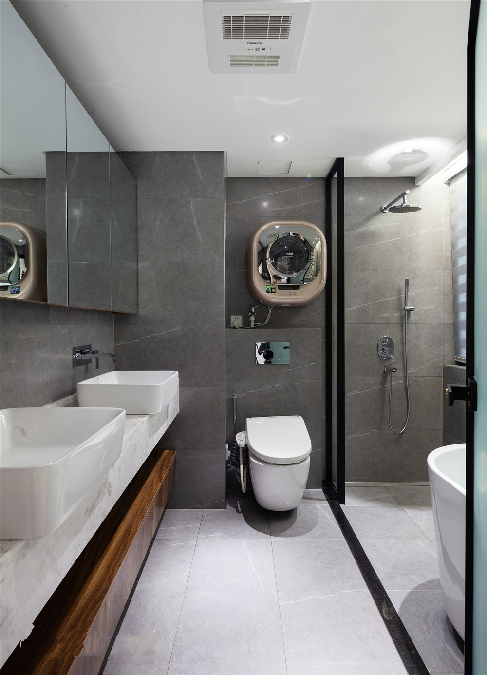 卫生间的整体装修,用推拉门做了干湿分离,简单实用.