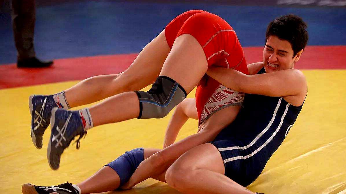 男生和女生摔跤女子不服输结局会怎样