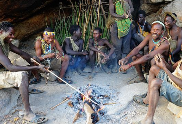 世界上最原始的部落:下巴插16厘米棍子,仅用树叶遮蔽隐私部位_人民号