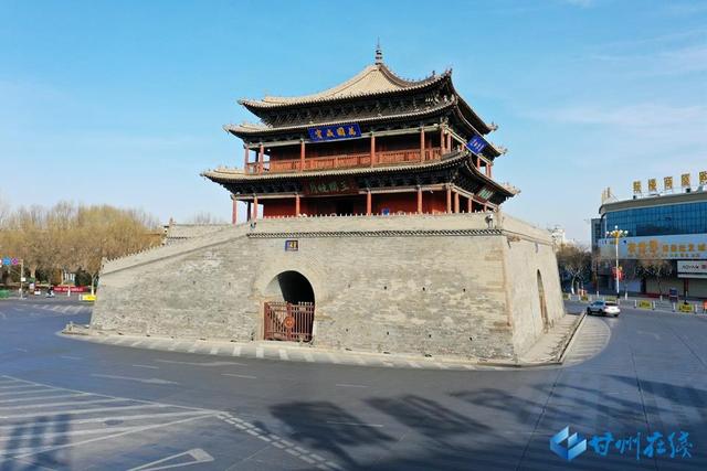 1月31日,航拍甘肃张掖市区中心鼓楼四周,人车稀少.