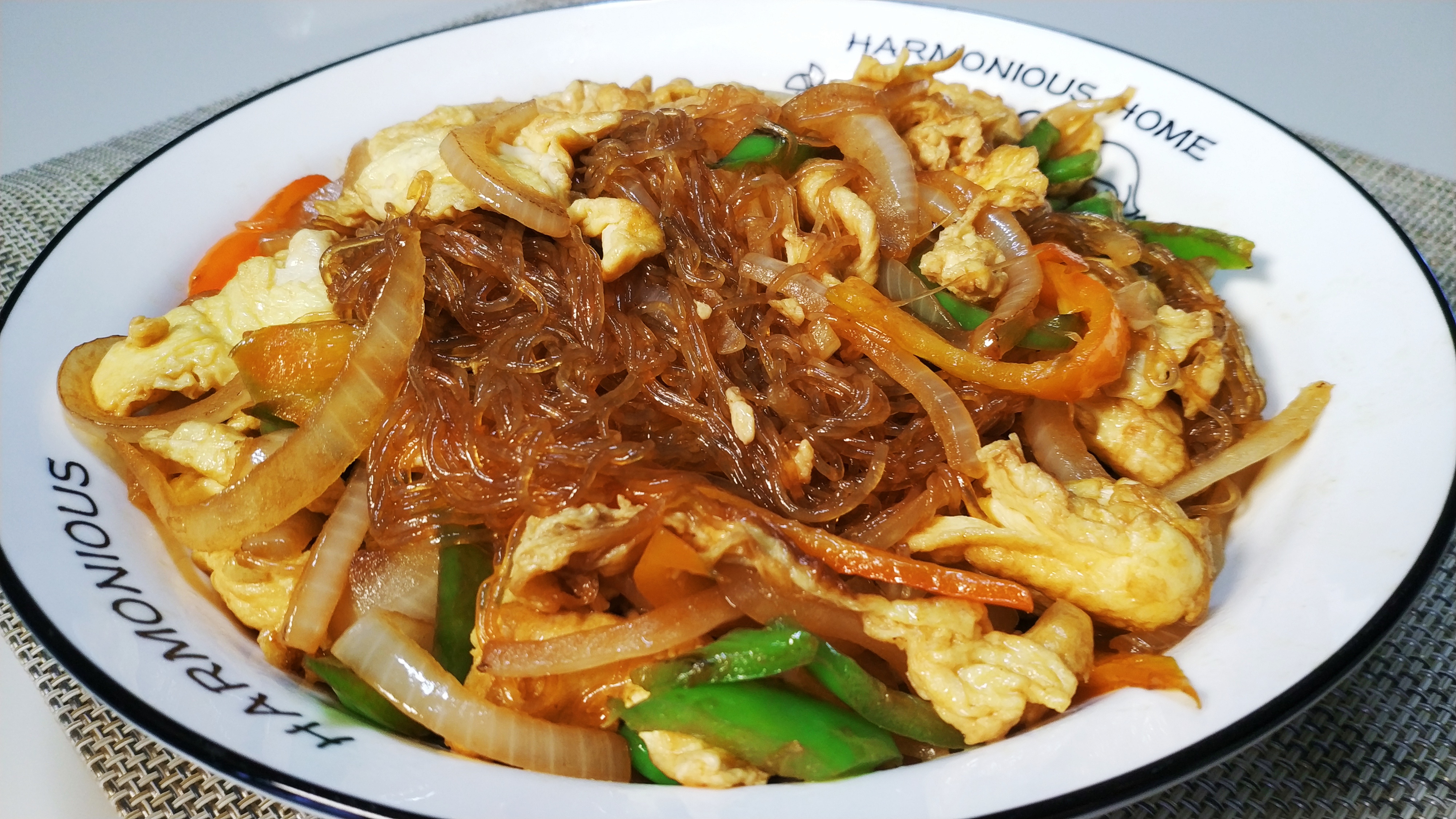 粉丝炒鸡蛋时提前做一步粉丝不坨不粘连比吃肉菜还过瘾