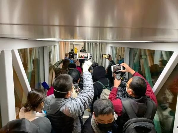 荆楚网■欢迎回家！祖国连派三架包机！199名湖北同胞刚刚抵汉！