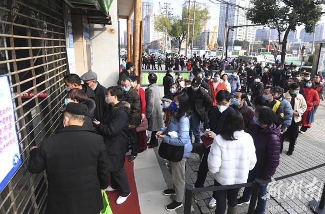 市民排队买口罩