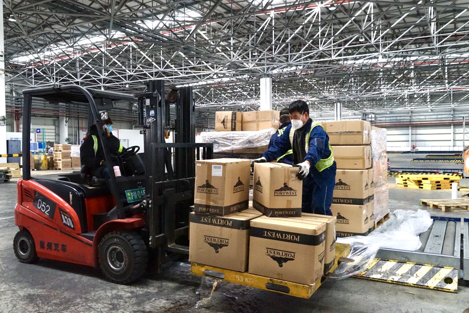 「经济日报」东航全货机包机从荷兰阿姆斯特丹一次性运回500立方米的抗疫急需物资