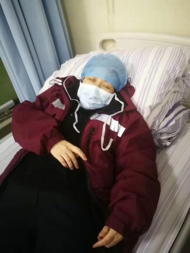 [生活报]泪目！持续抢救重患5小时 援鄂医生走出隔离病房累虚脱