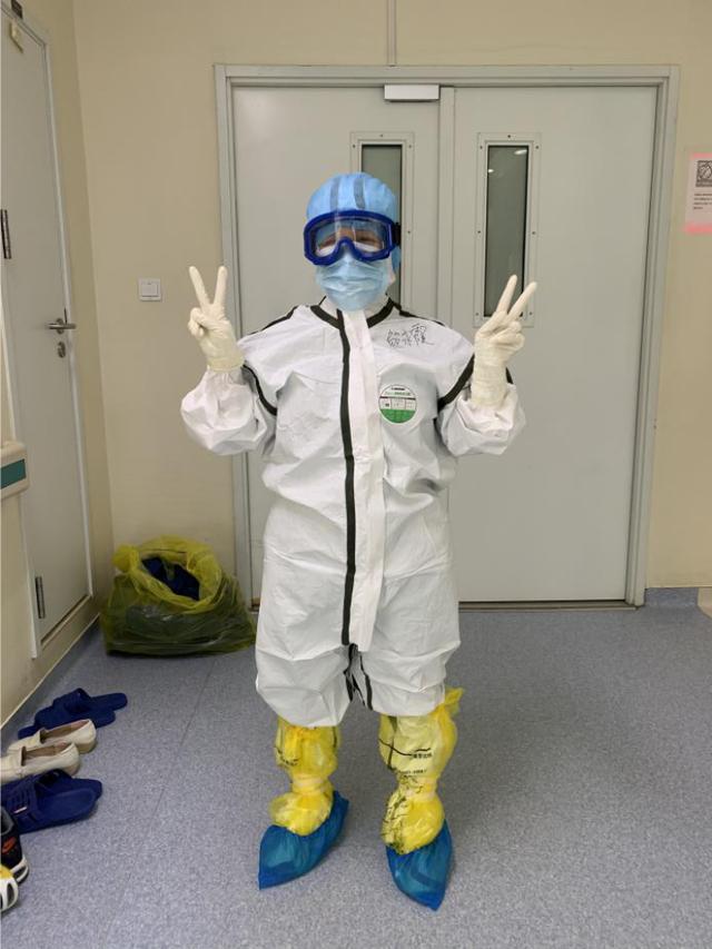 [生活报]泪目！持续抢救重患5小时 援鄂医生走出隔离病房累虚脱