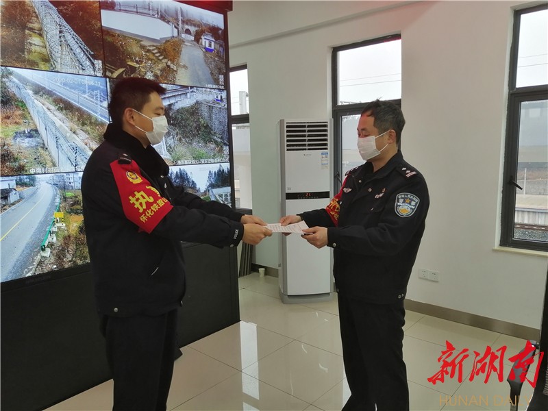 「华声在线」怀化铁路公安处龙山站派出所民警坚守抗击疫情第一线 “疫情战场”上写下入党申请书