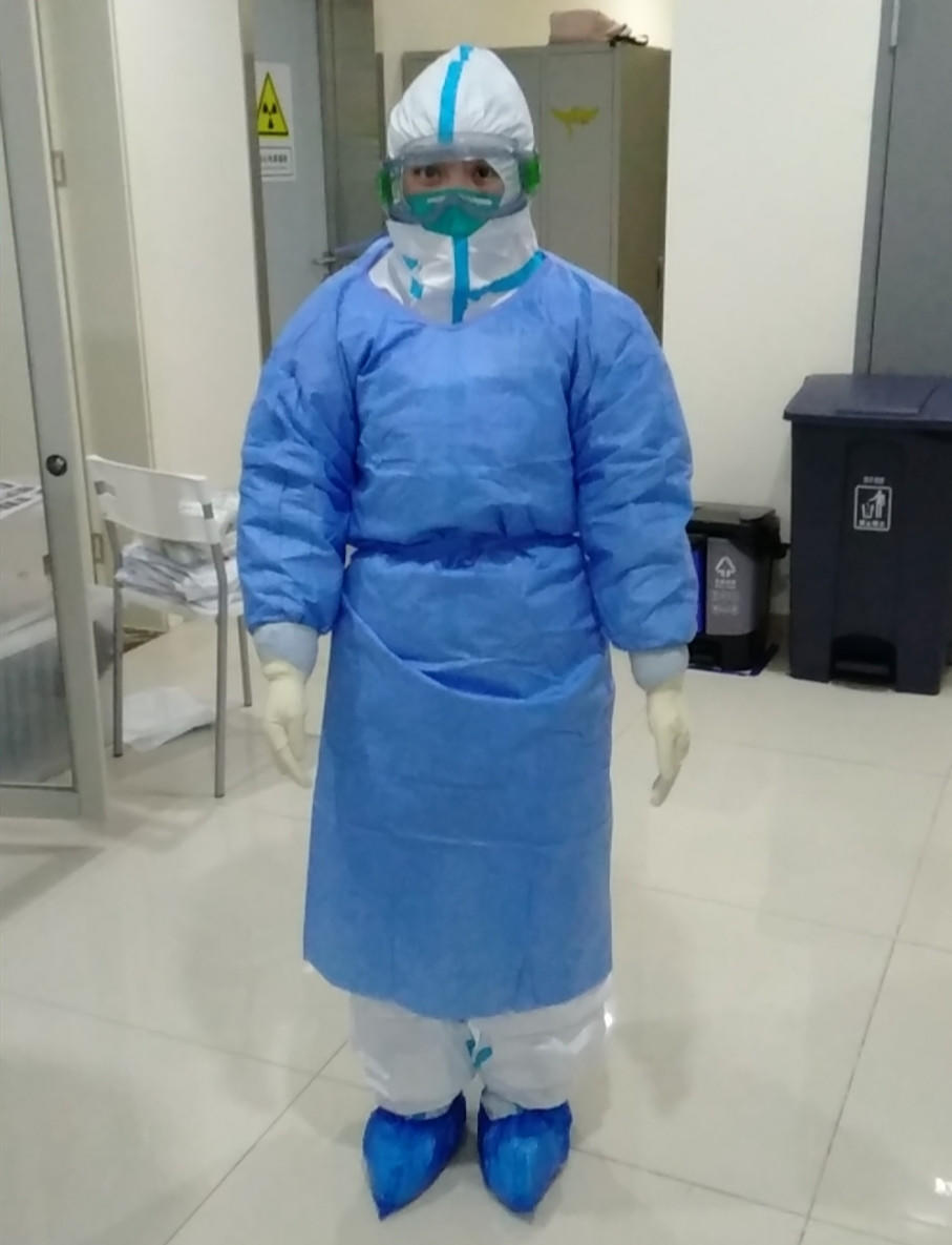 红星新闻@主动“失联”，回国归队，隔墙远望 抗疫前线的三个“平凡”瞬间