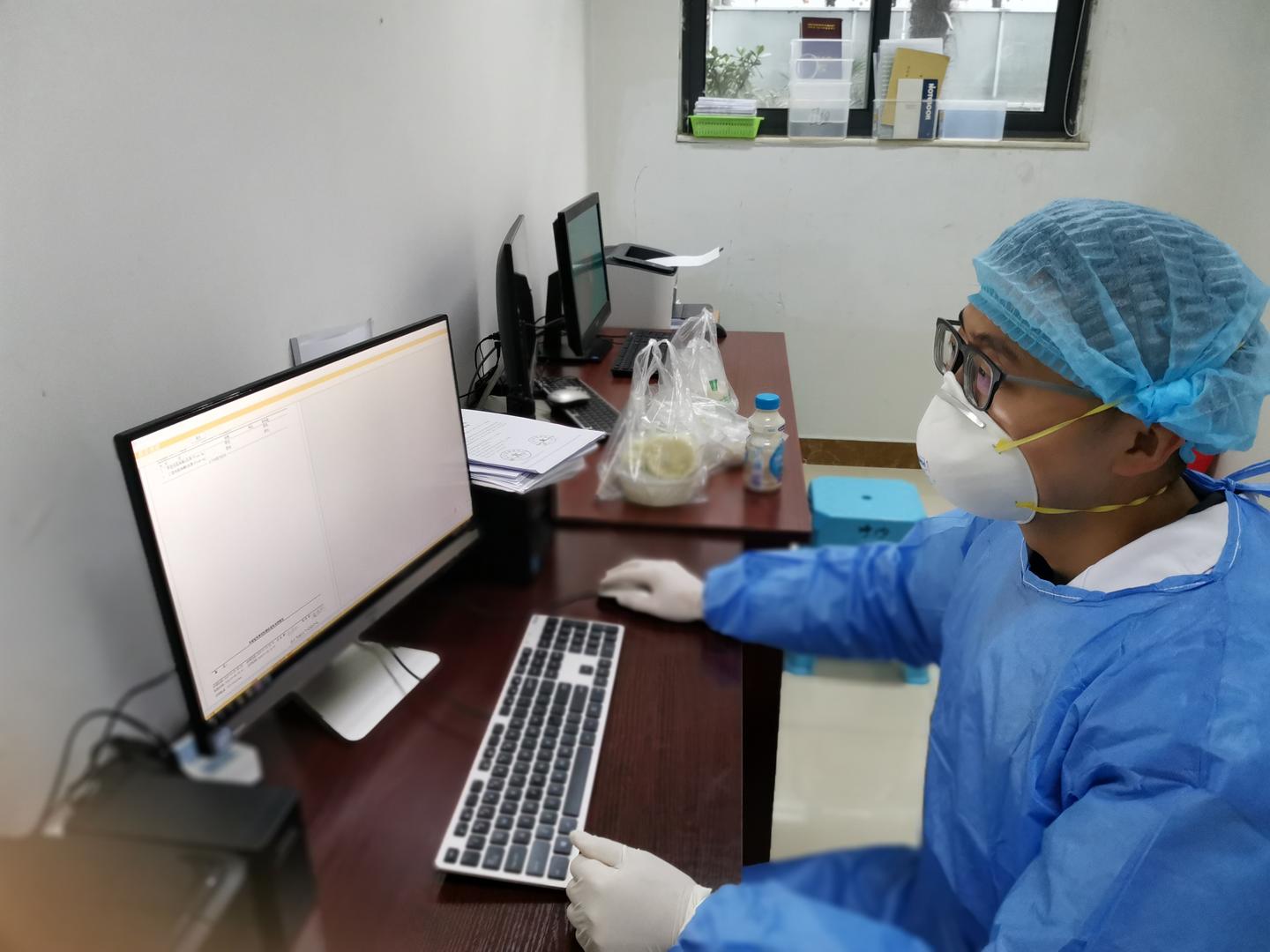 红星新闻@主动“失联”，回国归队，隔墙远望 抗疫前线的三个“平凡”瞬间