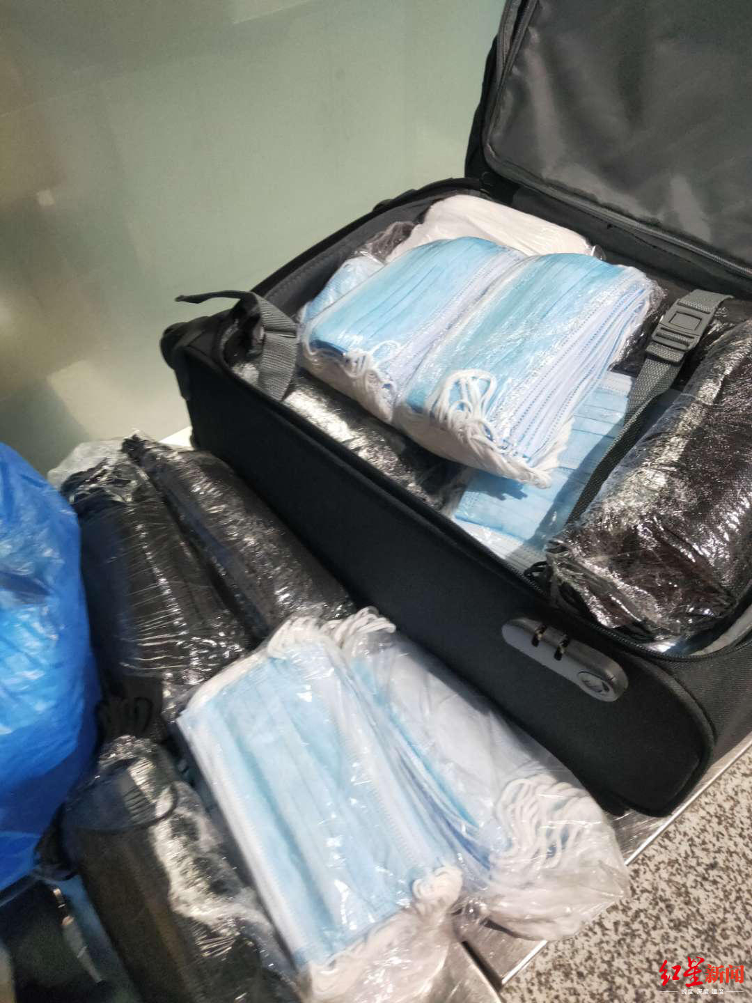 「红星新闻」点赞！四川女子丢掉衣服腾出行李箱，装口罩带回国免费发