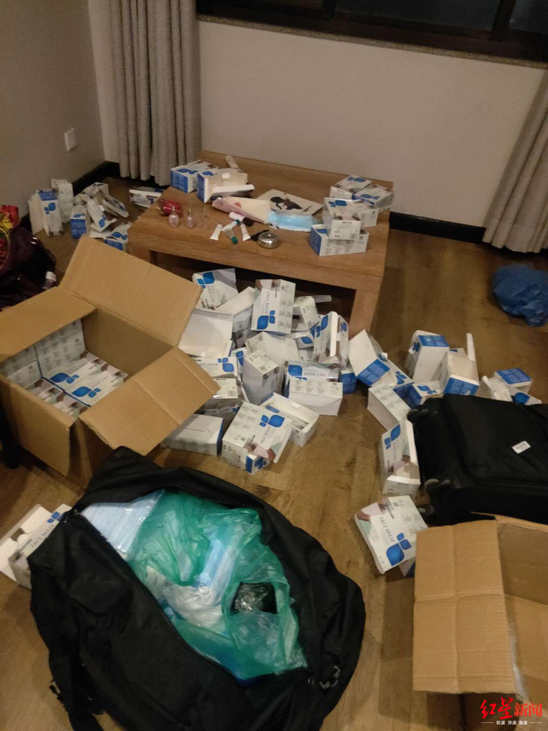 「红星新闻」点赞！四川女子丢掉衣服腾出行李箱，装口罩带回国免费发