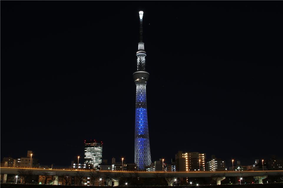 【经济日报】日本东京晴空塔点亮“祈愿蓝”“支援红”为中国加油