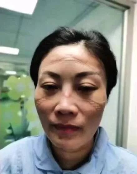 人民日报@她们摘下口罩的样子，让人心疼……