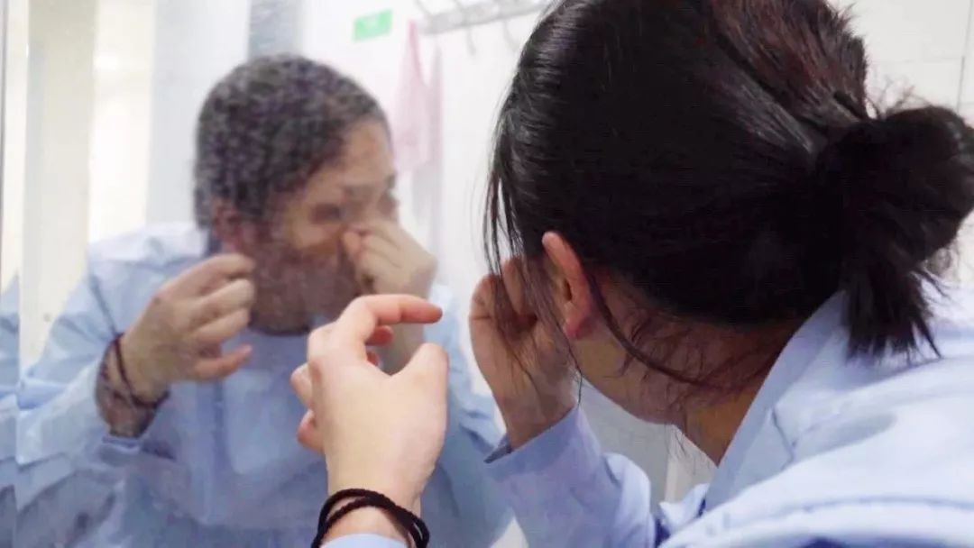 人民日报@她们摘下口罩的样子，让人心疼……