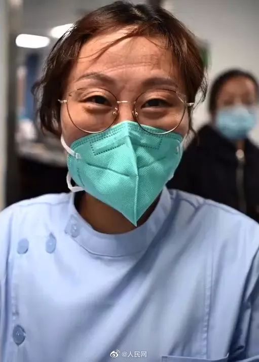 人民日报@她们摘下口罩的样子，让人心疼……