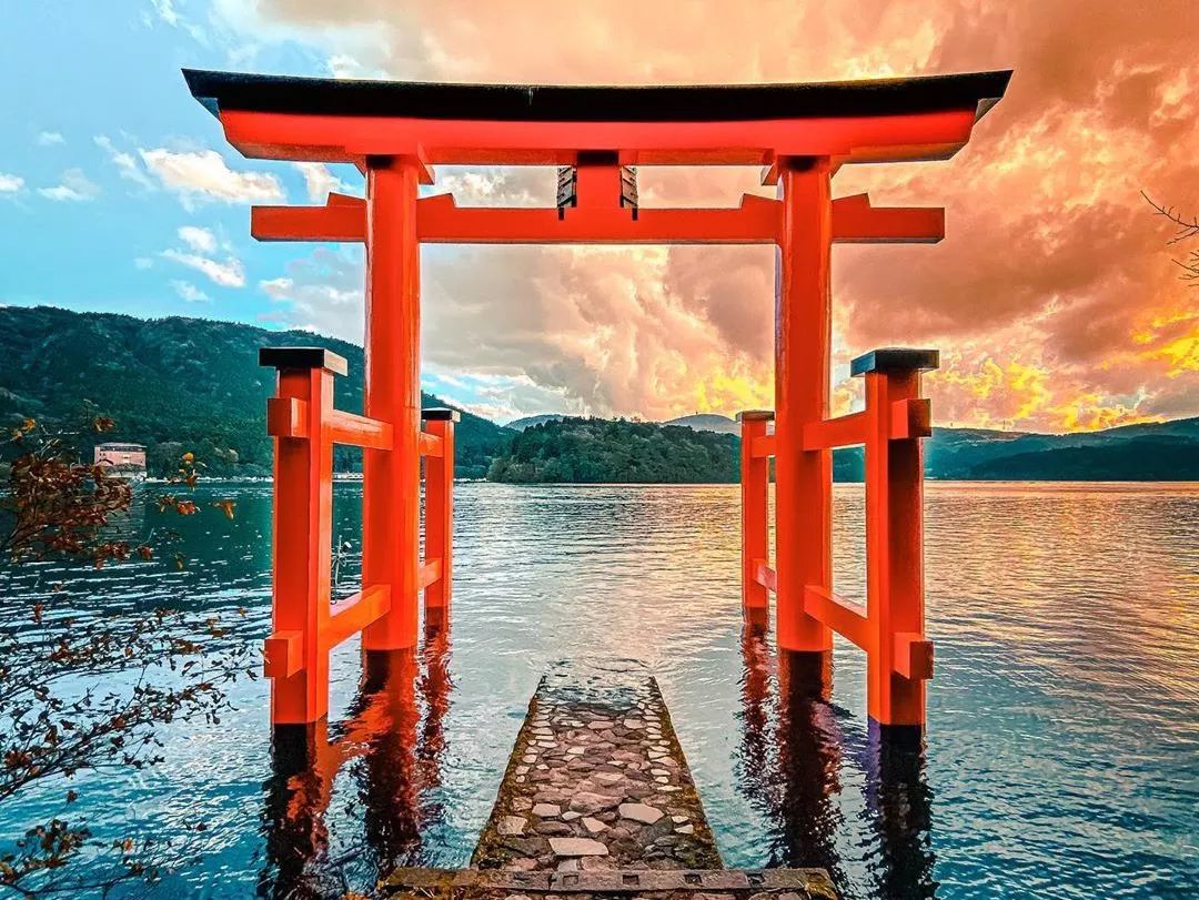 必去之处,这里除了温泉,芦之湖的箱根神社也是人们来这里必游玩的项目