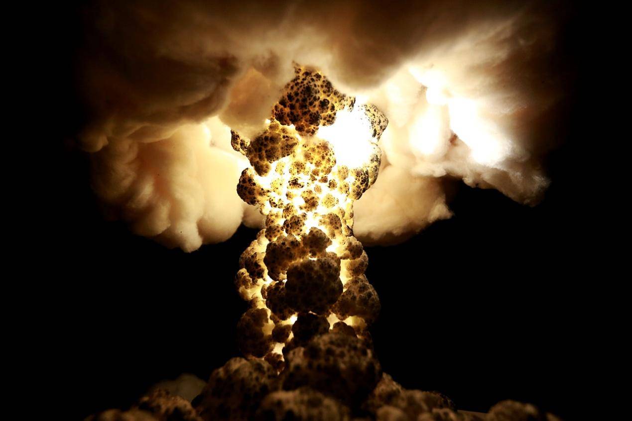 当核爆发生时,是否会产生能到达光速的粒子?