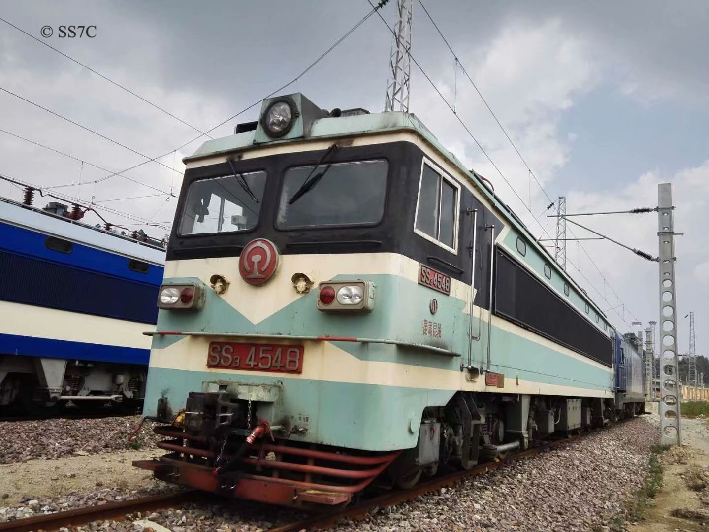 42年了我国第二代电力机车韶山ss3仍然活跃在西南铁路线