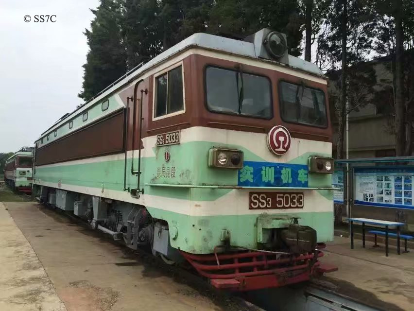 42年了我国第二代电力机车韶山ss3仍然活跃在西南铁路线