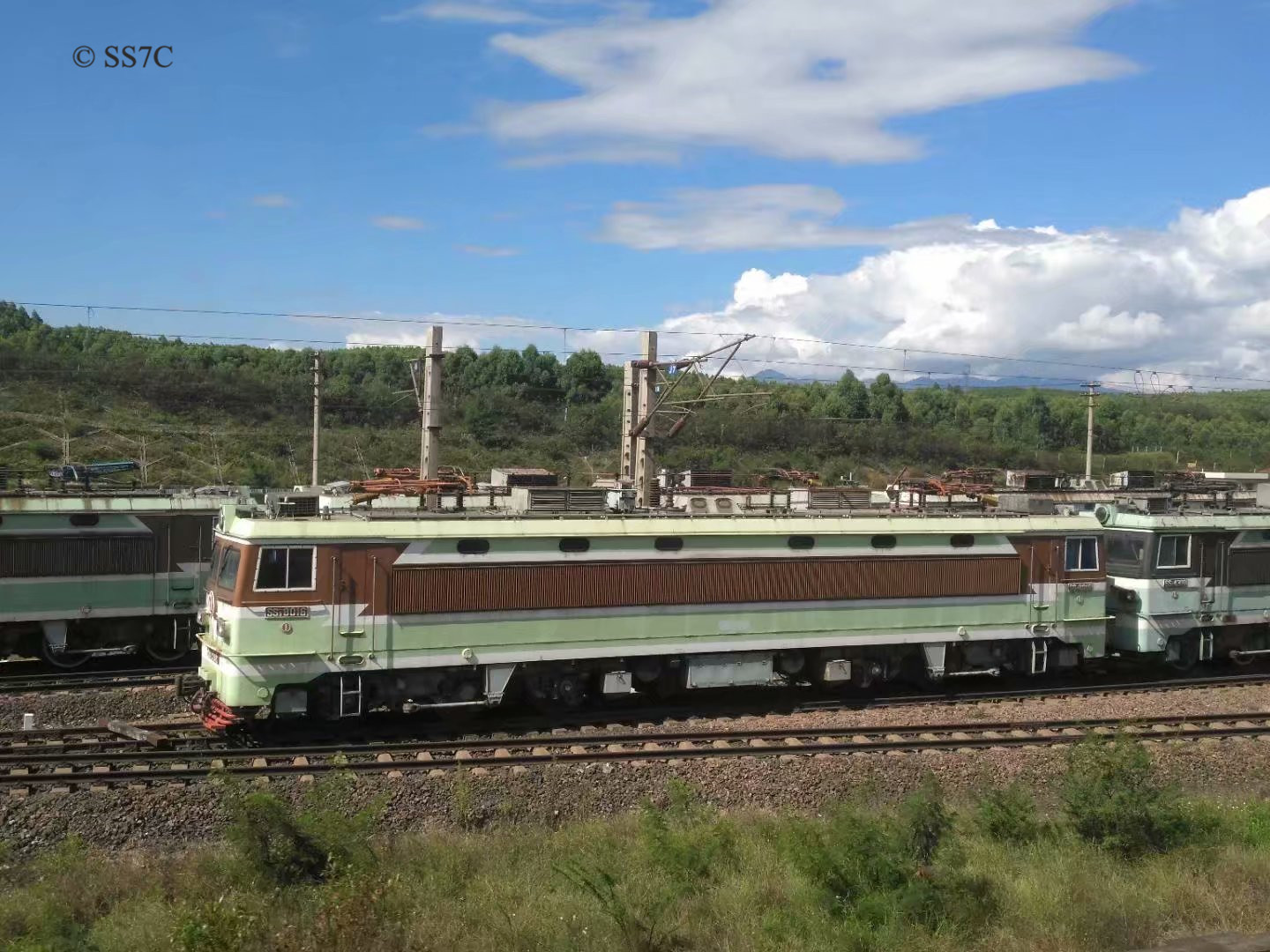 42年了我国第二代电力机车韶山ss3仍然活跃在西南铁路线