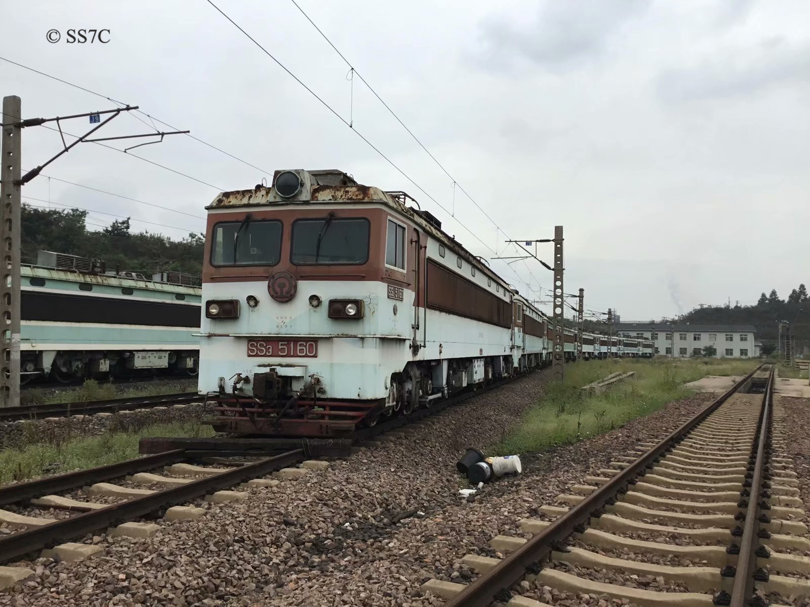 42年了我國第二代電力機車韶山ss3仍然活躍在西南鐵路線