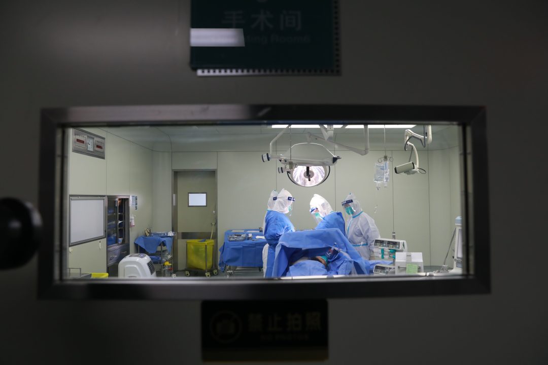 #经济日报#新冠肺炎病例过万，有点慌？有人用大数据分析，得出惊人结论……