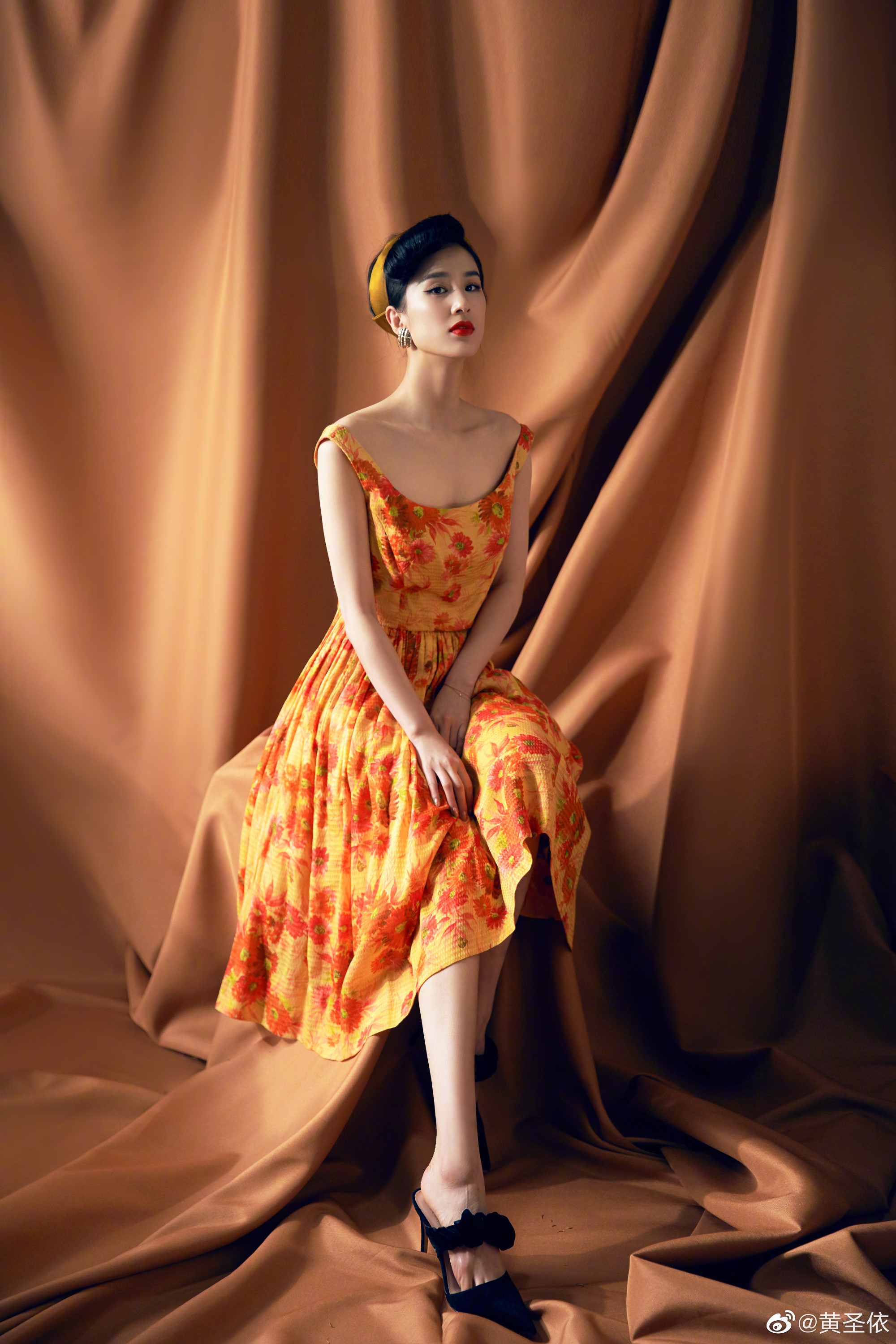 黄圣依好狠一女的,穿小洋裙登杂志封面,豪门阔太气质真好!