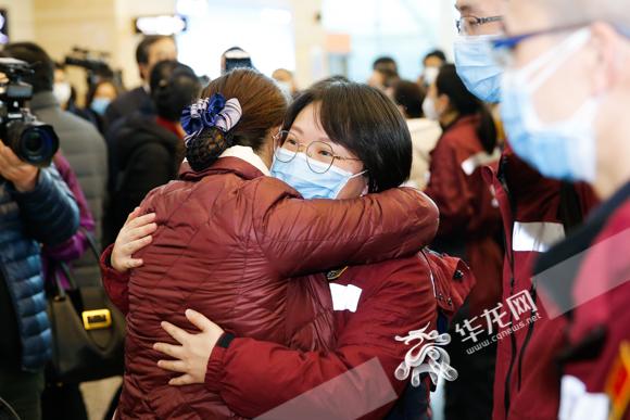 「七一网」抗疫｜“等我平安回渝，为你披上嫁衣”——重庆支援湖北医疗队出征侧记