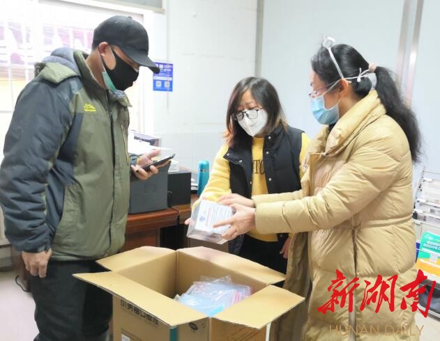 华声在线■「社区防疫」白庙子社区：爱心药店老板不赚钱，捐出店中所有口罩