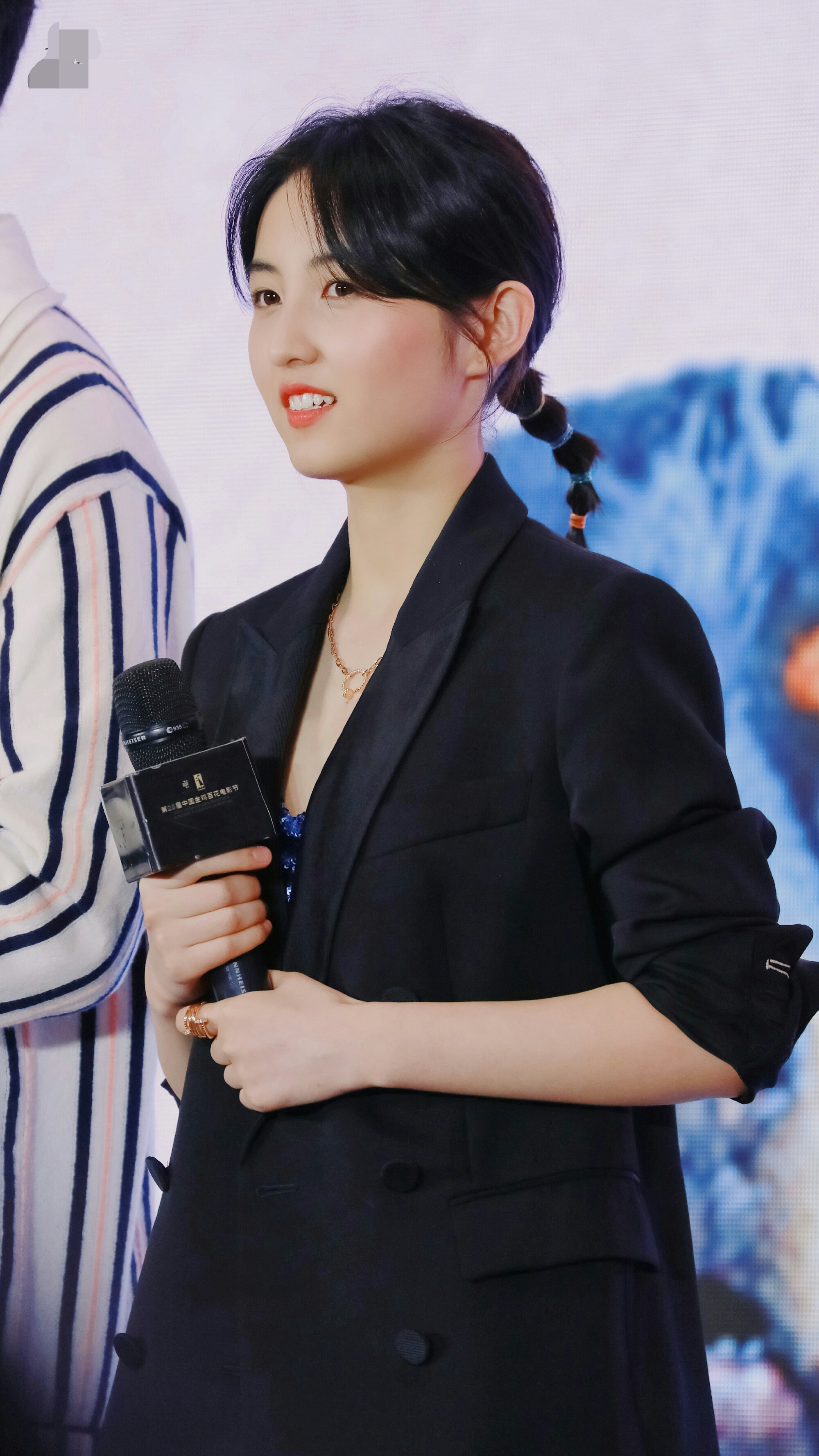 张子枫不愧是戏精,这表情也太丰富了,不过最喜欢她微笑的样子