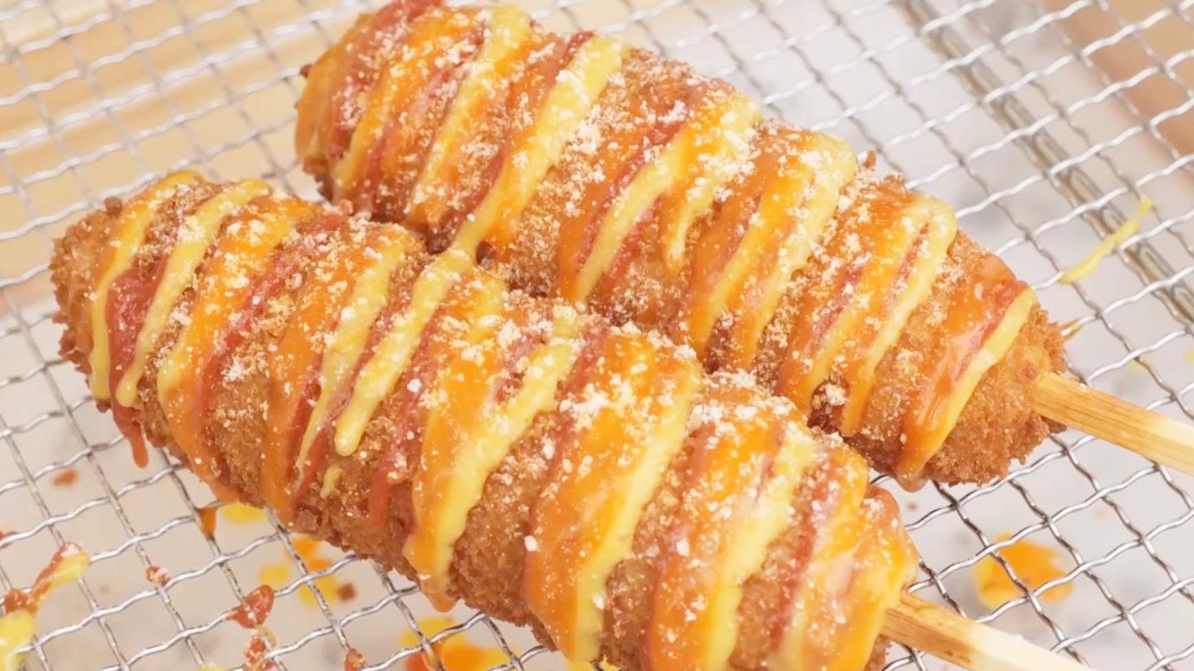 抗疫防病毒,宅在家做网红小吃,芝士热狗棒给武汉热干面加油!_人民号