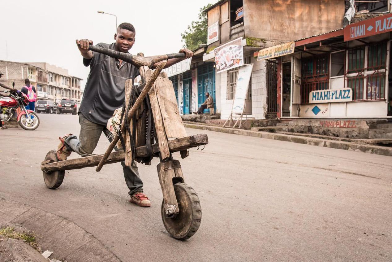 非洲人自制自行车!凭"智慧"用木头做,不只拉风还能赚钱