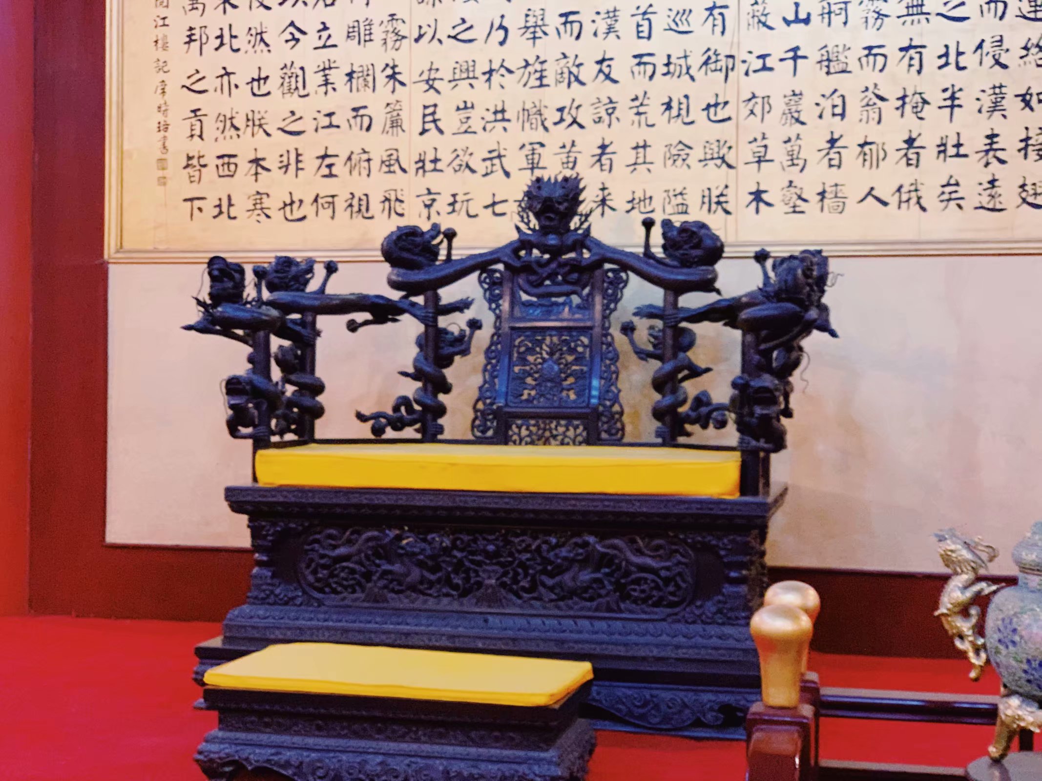 能看到朱元璋当时坐的龙椅,虽然做工精细,但实际是仿品.