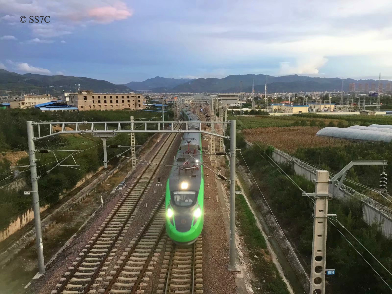 运行在昆明至蒙自的复兴号cr200j型电力动车组