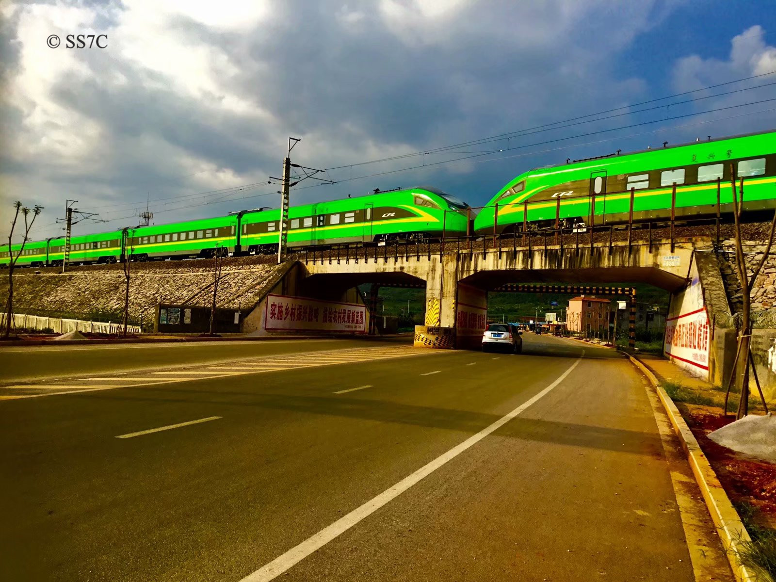 运行在昆明至蒙自的复兴号cr200j型电力动车组