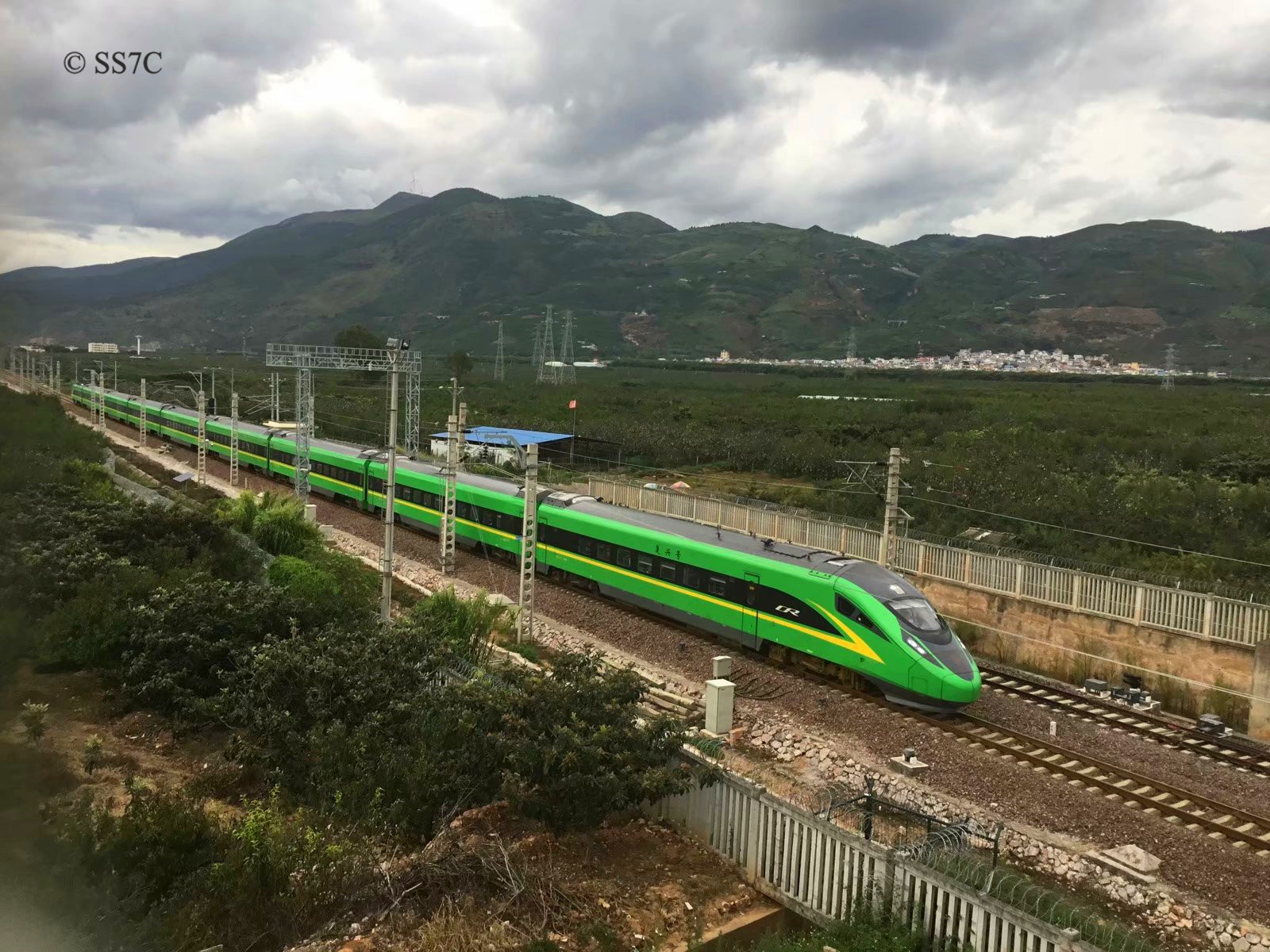 运行在昆明至蒙自的复兴号cr200j型电力动车组
