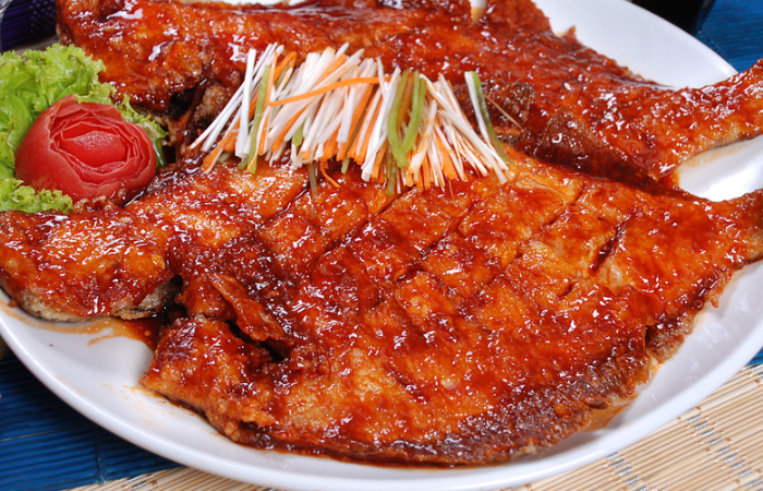 香辣比目鱼嚼劲十足吃起来的味道要比其他鱼好很多