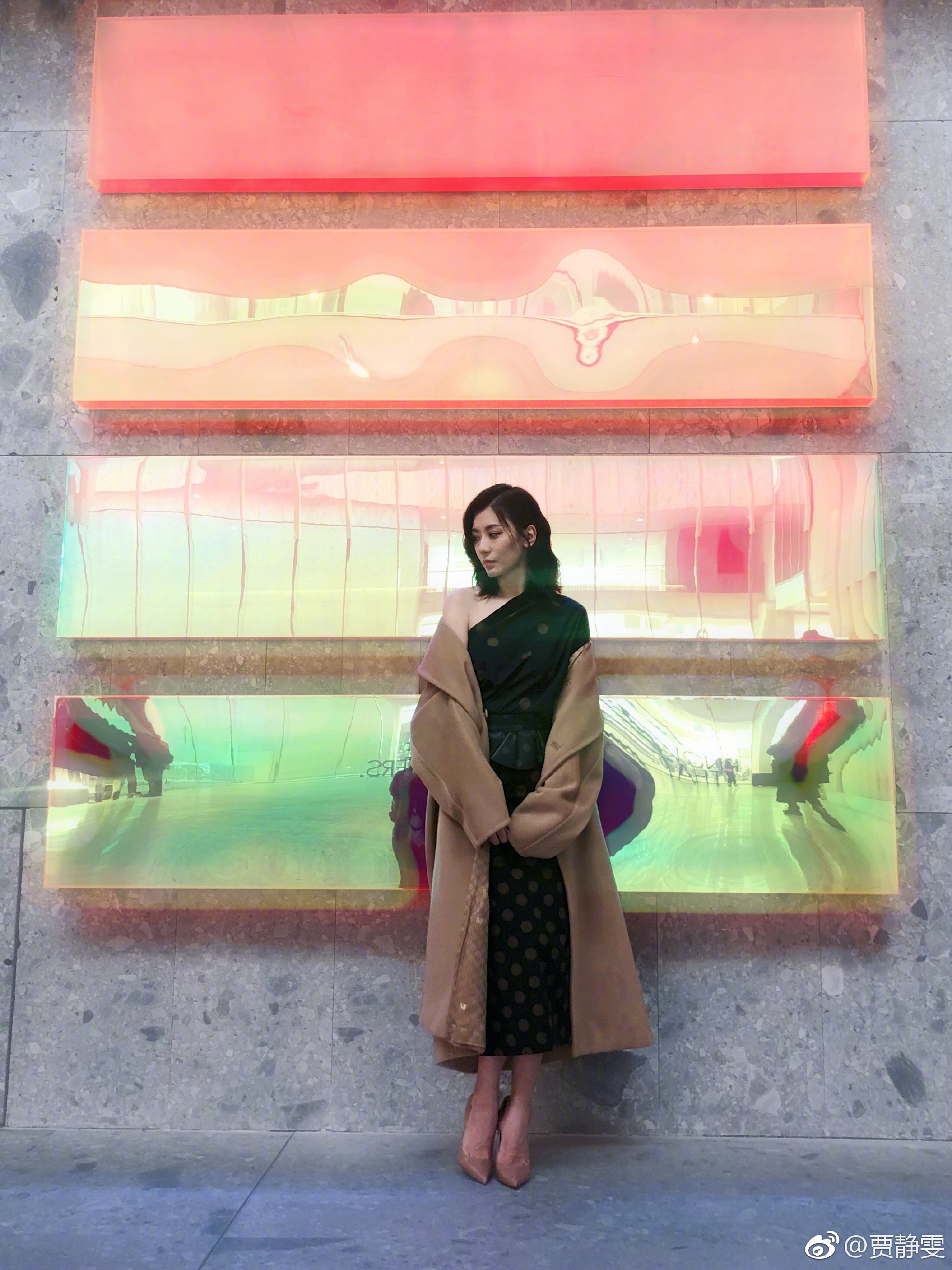 45岁贾静雯久违亮相黑丝透视裙性感妖艳媚娘媚到骨子里了