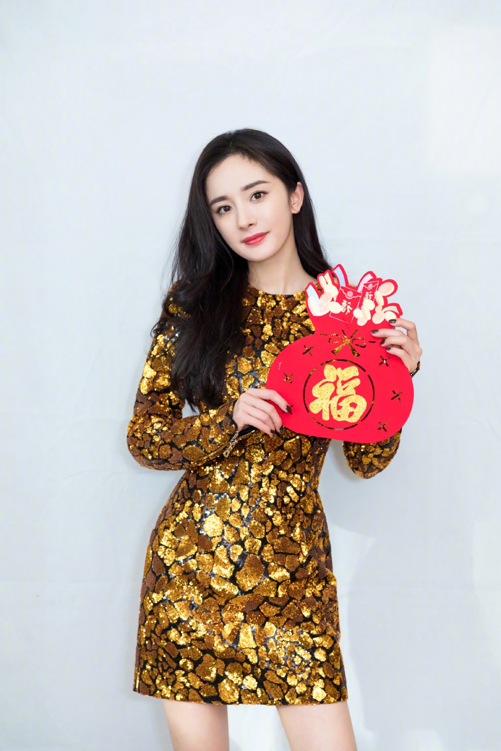 杨幂一身"黄金甲"造型抢镜,一双笔直长腿白到发光,简直a爆了