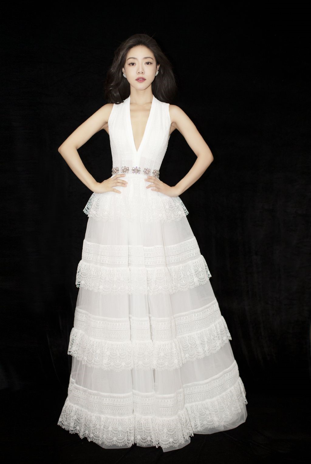 36岁的邓家佳逆光而来,一袭浅蓝色星光礼服,优雅而不失灵动