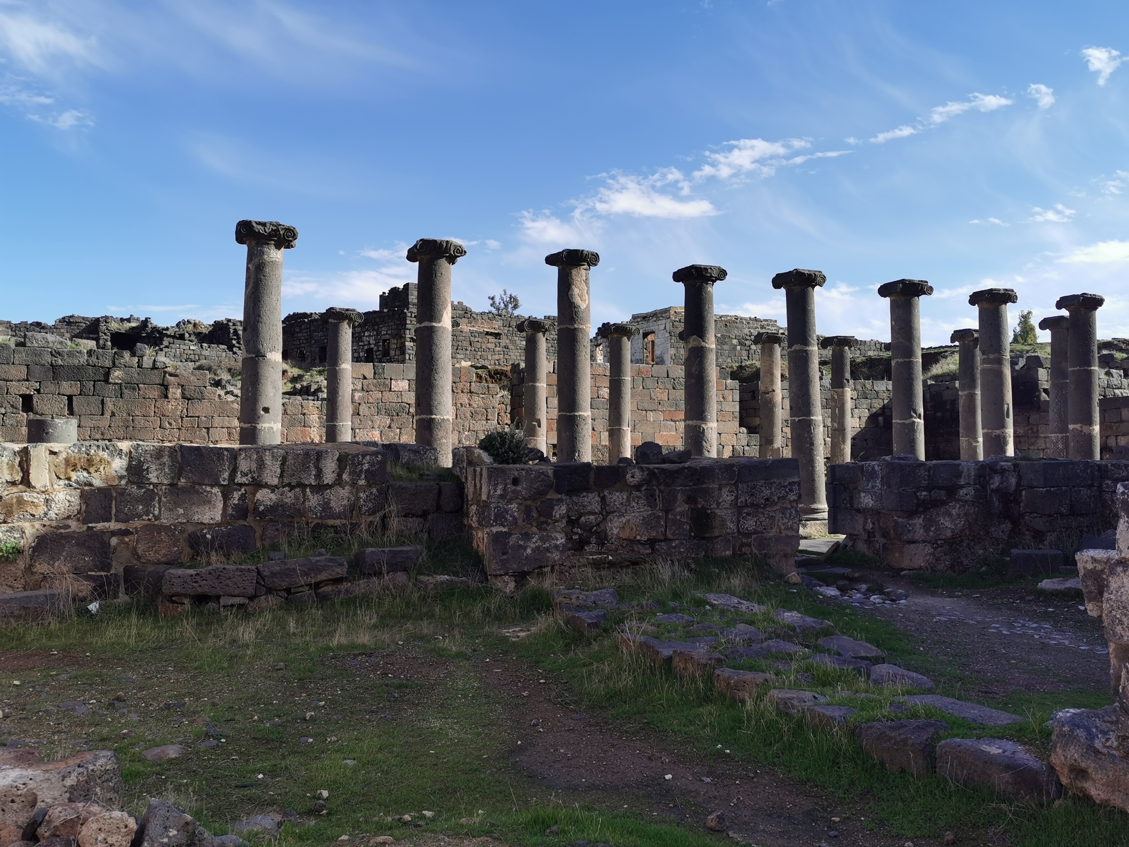 叙利亚2000年古城拥有全球最完好的罗马剧院之一如今保存完好