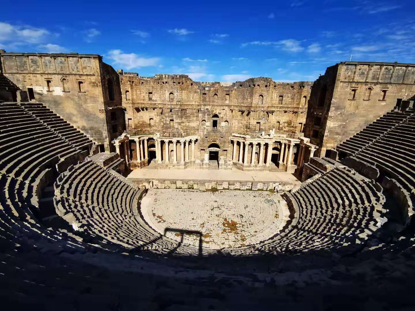 叙利亚2000年古城拥有全球最完好的罗马剧院之一如今保存完好