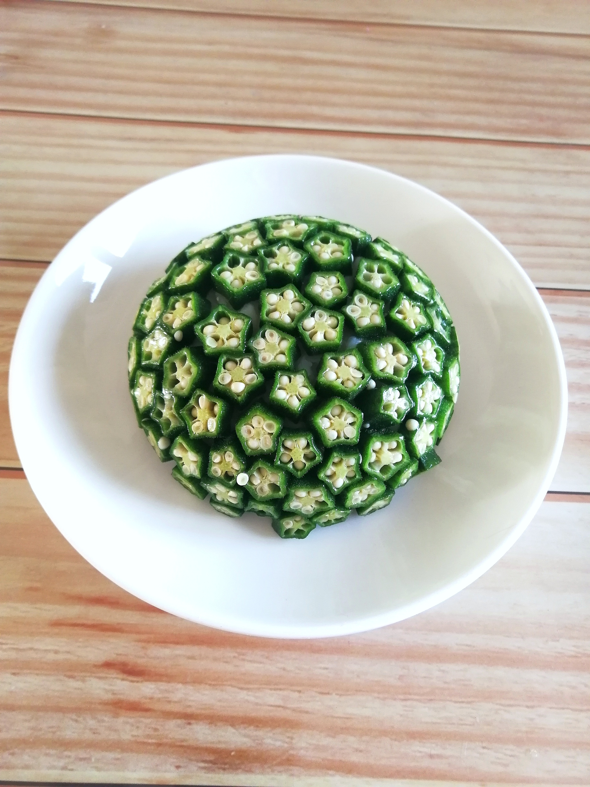 然后把碗倒扣到一个盘子里面.漂亮的秋葵满天星就做好了.