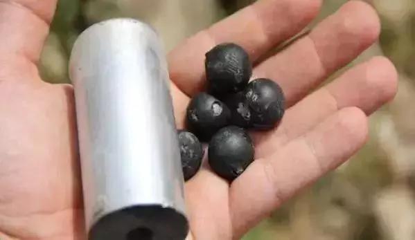 中国小康网■执法用的橡胶子弹虽不致命，威力却不仁慈，隔着屏幕都能感觉到疼