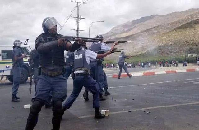 中国小康网■执法用的橡胶子弹虽不致命，威力却不仁慈，隔着屏幕都能感觉到疼