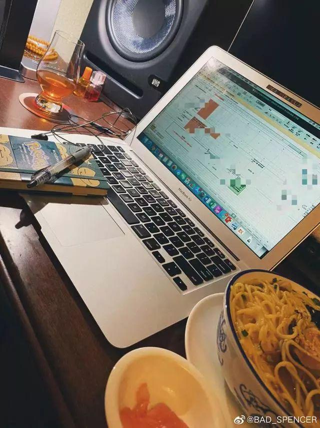 在家办公之工作追剧两不误:当然,在家办公也有不少苦恼,比如这位:小编