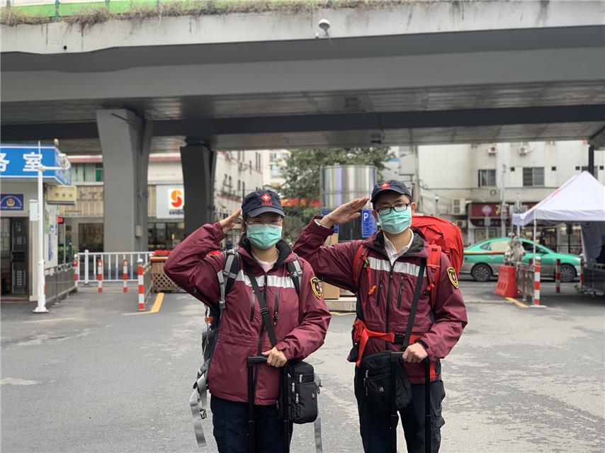 #经济日报#家中孩子断了奶，年轻夫妻上前线！广东又一支医学救援队驰援湖北