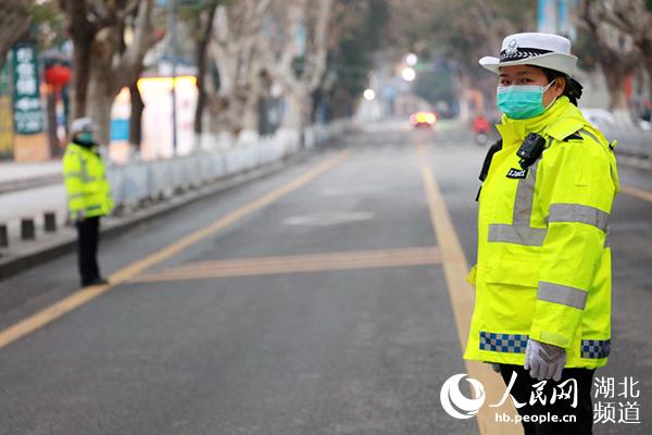 「人民湖北」为了战“疫”年轻警花将幼子“送”人照顾