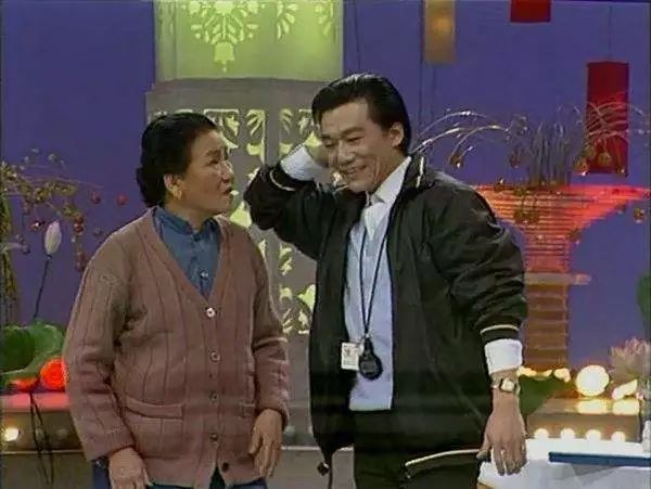 无论老人还是小孩,聊天时都不免要讨论一下到底是"司马光砸缸"